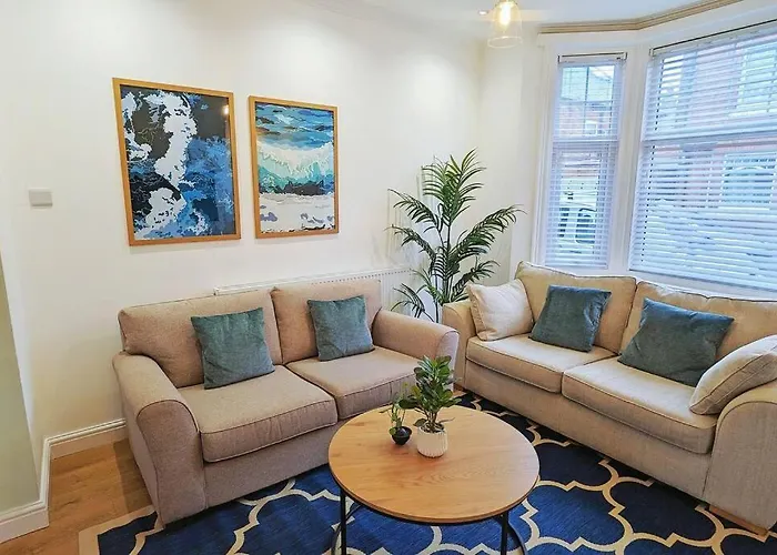 Nyaraló Seaside Escapes - With Relaxing Hot Tub! *