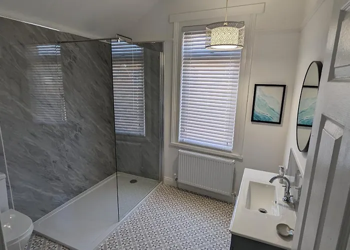 Seaside Escapes - With Relaxing Hot Tub! Nyaraló