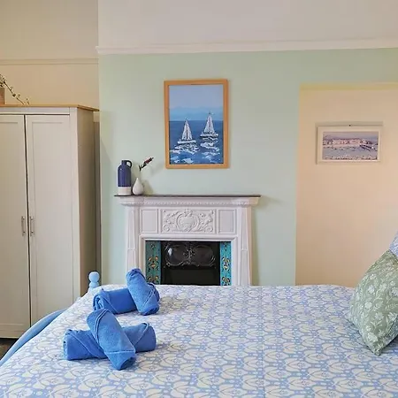 Seaside Escapes - With Relaxing Hot Tub! Holiday home Scarborough