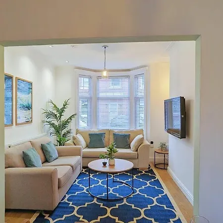 Holiday home Seaside Escapes - With Relaxing Hot Tub! *